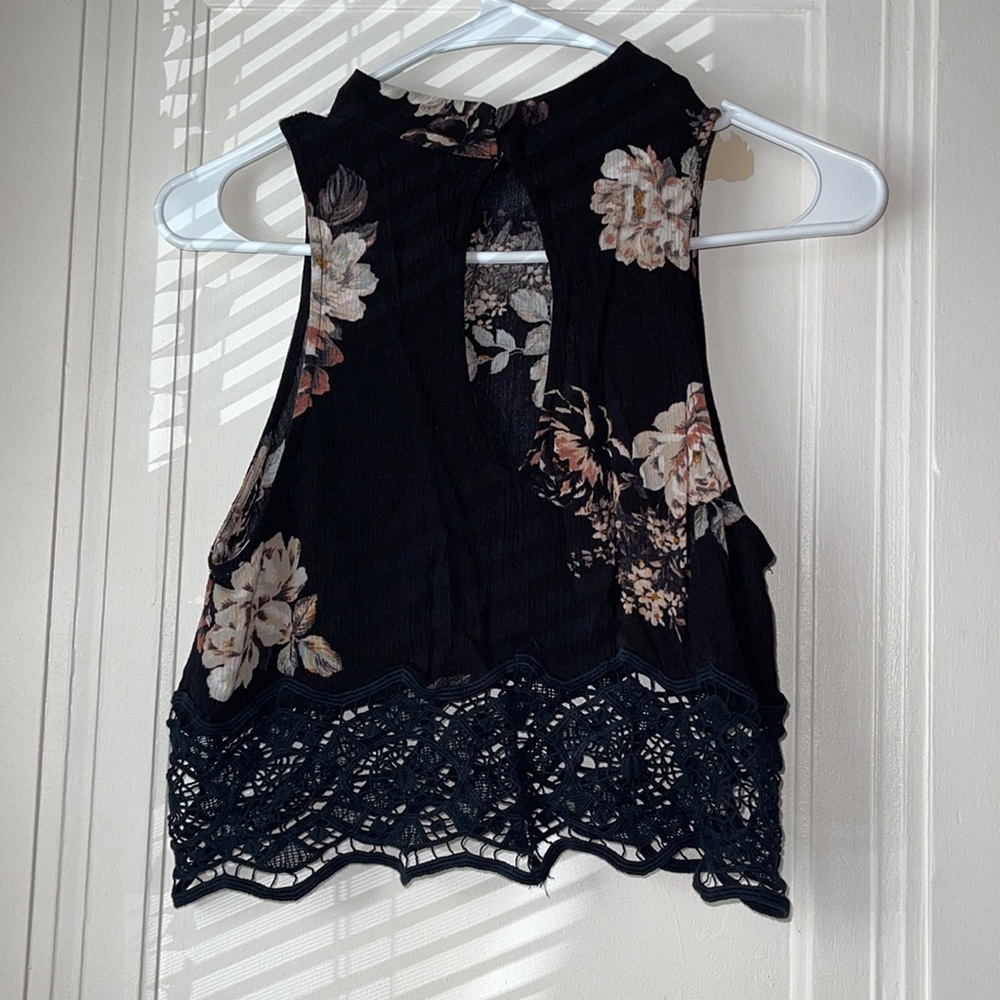 Kendall and Kylie sleeveless crop top - Picture 2 of 3